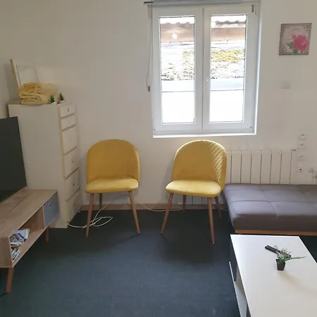 Les Hirondelles 69 Apartment