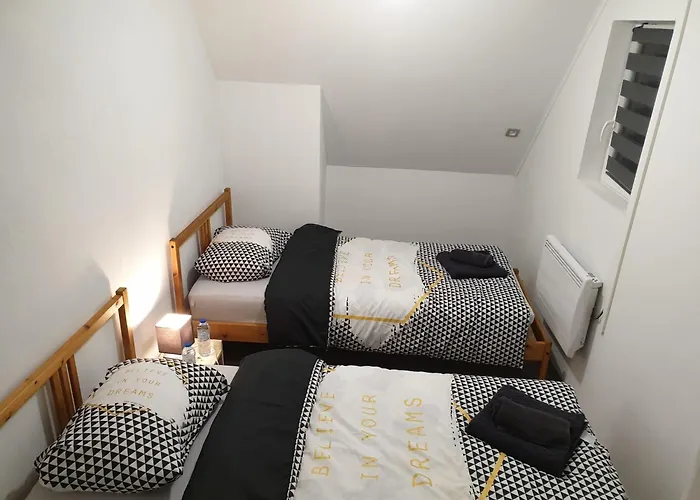 Les Hirondelles 69 Apartment *